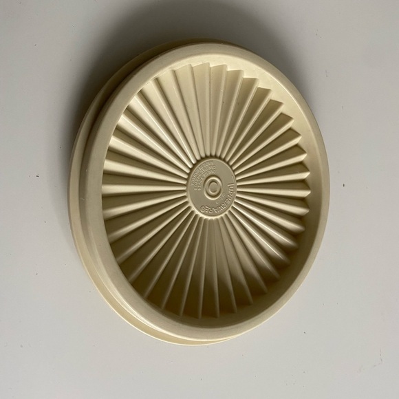 VINTAGE tupperware canister lid 812-19 servalier beige starburst replacement - Picture 1 of 3